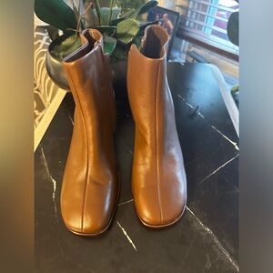 Vince Maggie Boots in Coffee. Sz 8. Pre-owned.